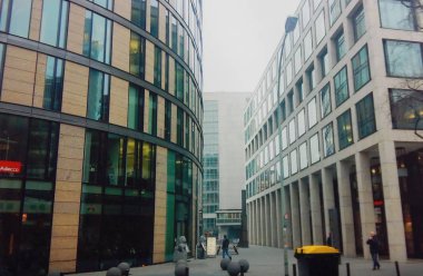 Frankfurt, Almanya - 22 Aralık 2007: Mimarlık ve insanlar 