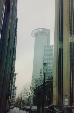 Frankfurt, Almanya - 22 Aralık 2007: Mimarlık ve insanlar 