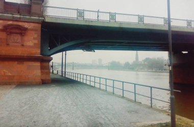 Frankfurt, Almanya - 22 Aralık 2007: Mimarlık ve insanlar 