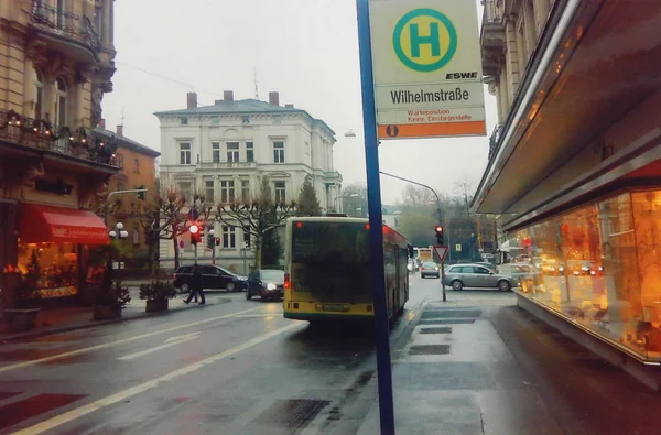 WIESBADEN, GERMANY - 27 ДЕКАБРЯ 2007: Архитектура и люди — стоковое фото