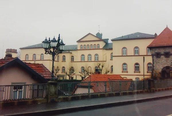 Bad Homburg, Duitsland-28 december 2007: architectuur en mensen — Stockfoto