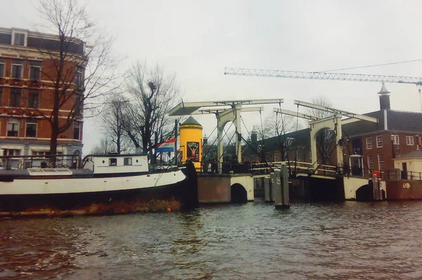 Amsterdam, Niederlande - 25. dezember 2007: architektur und peo — Stockfoto