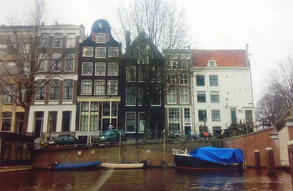 Amsterdam, Niederlande - 25. dezember 2007: architektur und peo — Stockfoto