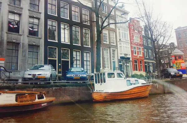 AMSTERDAM, PAÍSES BAJOS - 25 DE DICIEMBRE DE 2007: Arquitectura y gente — Foto de Stock