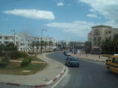 Highway A1, Tunus - 9 Ağustos 2013: Tarihi yerler ve manzara