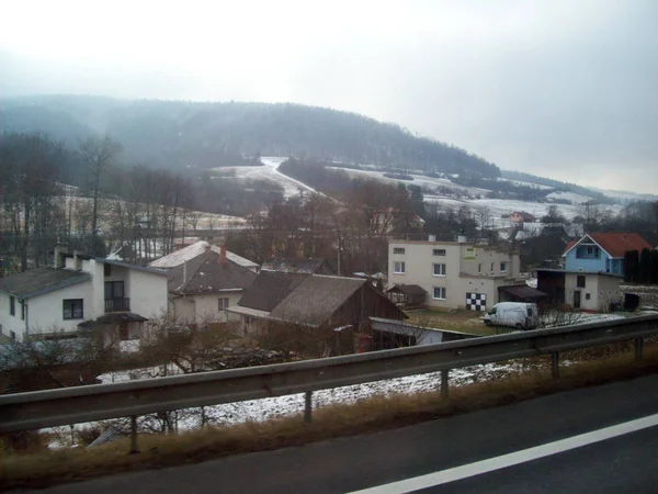 Autobahn e50, Slowakei - 2. Januar 2012: Sehenswürdigkeiten und Landschaft — Stockfoto