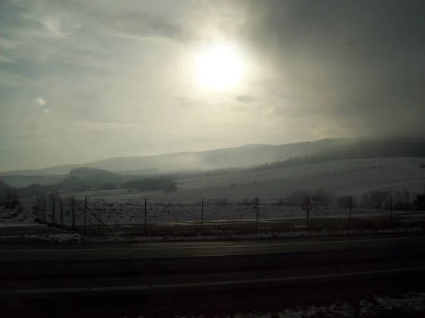 Autobahn e50, Slowakei - 2. Januar 2012: Sehenswürdigkeiten und Landschaft — Stockfoto