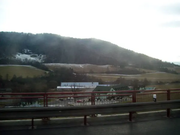 Autobahn e50, Slowakei - 2. Januar 2012: Sehenswürdigkeiten und Landschaft — Stockfoto