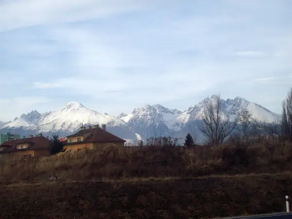 Highway E50, Slovakya - 2 Ocak 2012: Tarihi yerler ve peyzaj — Stok fotoğraf