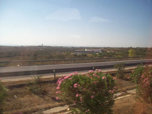 Autobahn A1, Tunesien - 9. August 2013: Sehenswürdigkeiten und Landschaft von — Stockfoto