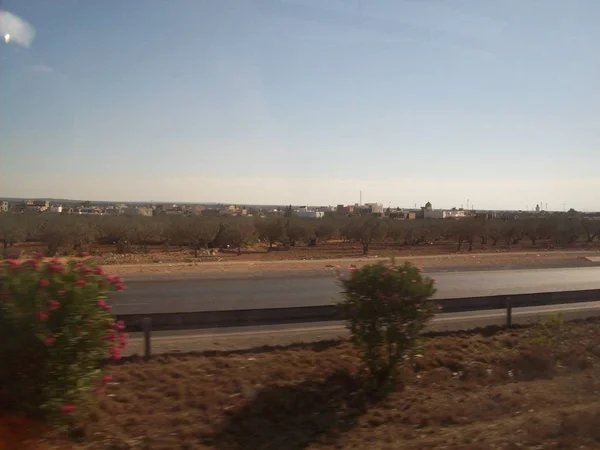Autobahn A1, Tunesien - 9. August 2013: Sehenswürdigkeiten und Landschaft von — Stockfoto