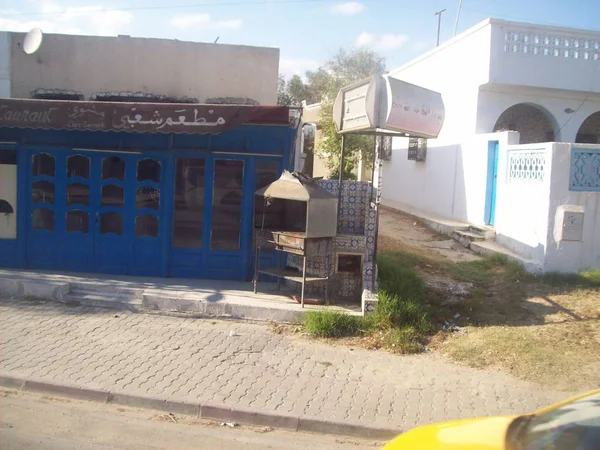 AUTOSTRADA A1, TUNISIA - 9 AGOSTO 2013: Luoghi di interesse e paesaggio di — Foto Stock