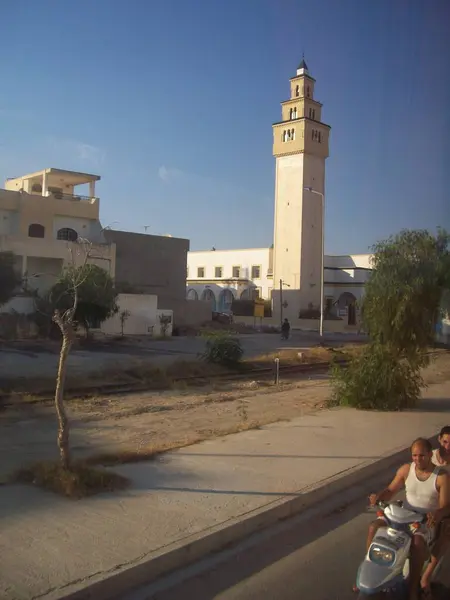 AUTOSTRADA A1, TUNISIA - 9 AGOSTO 2013: Luoghi di interesse e paesaggio di — Foto Stock