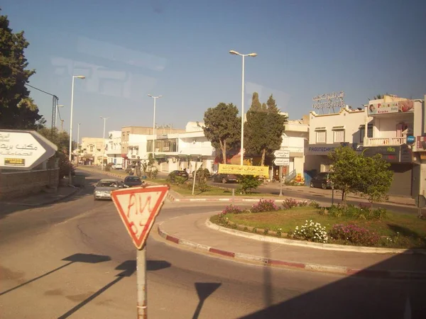 AUTOSTRADA A1, TUNISIA - 9 AGOSTO 2013: Luoghi di interesse e paesaggio di — Foto Stock