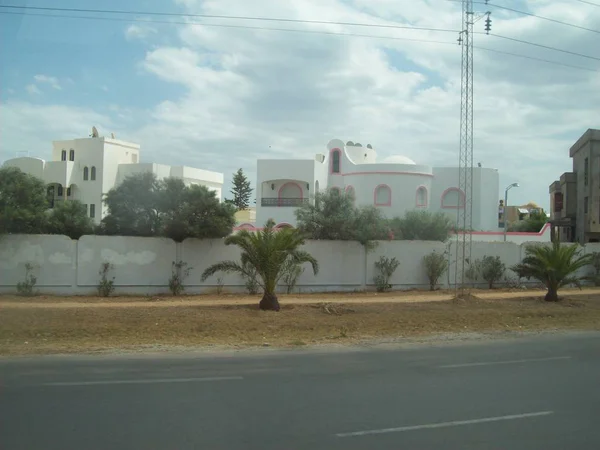 AUTOSTRADA A1, TUNISIA - 9 AGOSTO 2013: Luoghi di interesse e paesaggio di — Foto Stock