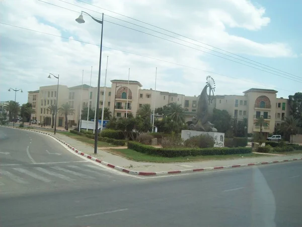 AUTOSTRADA A1, TUNISIA - 9 AGOSTO 2013: Luoghi di interesse e paesaggio di — Foto Stock