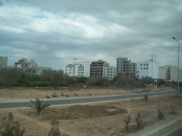 AUTOSTRADA A1, TUNISIA - 9 AGOSTO 2013: Luoghi di interesse e paesaggio di — Foto Stock