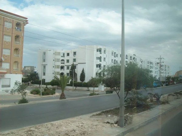 ROUTE A1, TUNISIE - 9 AOÛT 2013 : Repères et paysage de — Photo