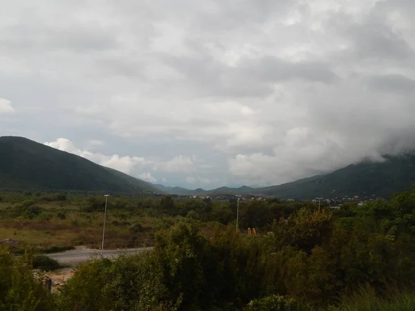 Αυτοκινητόδρομος, Μαυροβούνιο-28 Αυγούστου, 2014: ορόσημα και τοπίο o — Φωτογραφία Αρχείου