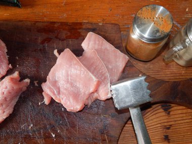 Bir tavada kızarmış ekmek ile Domuz eti rulo