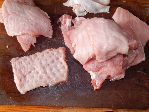 Свиные роллы с жареным хлебом в кастрюле — стоковое фото