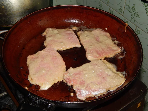 М'ясні рулети зі свинини з паніруванням, смаженими на сковороді — стокове фото