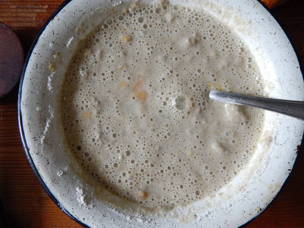 Rolos de carne de porco com pão frito em uma panela — Fotografia de Stock