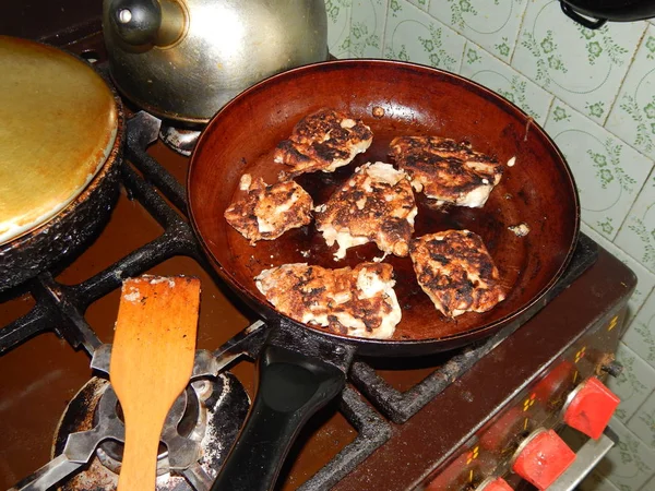 Χοιρινά ψωμάκια με τηγανισμένο κρέας σε τηγάνι — Φωτογραφία Αρχείου