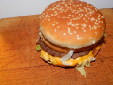 Et, peynir ve patates ile Burger