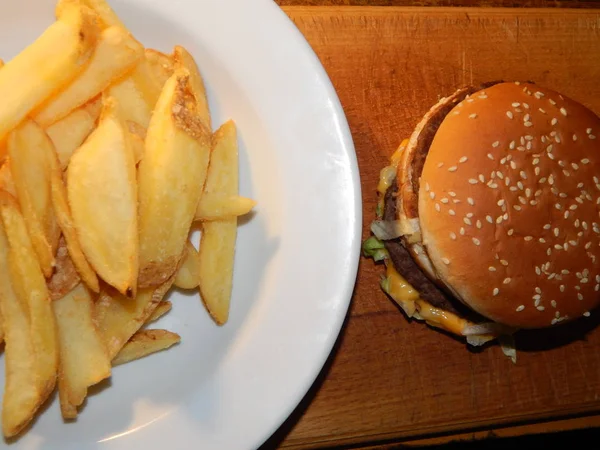 Hambúrguer com carne, queijo e batatas — Fotografia de Stock