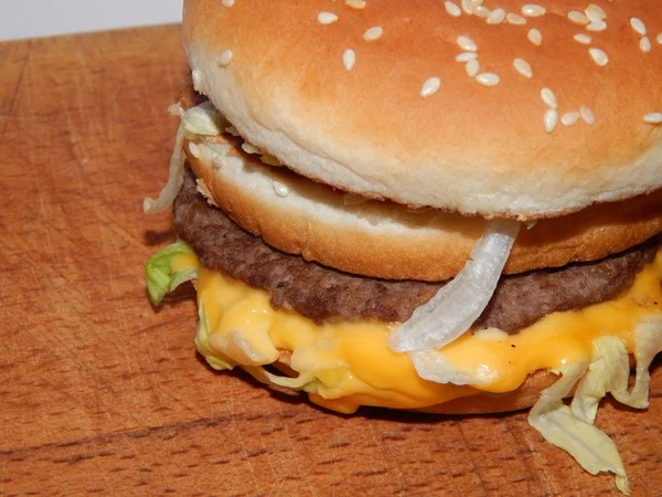 Burger avec viande, fromage et pommes de terre — Photo