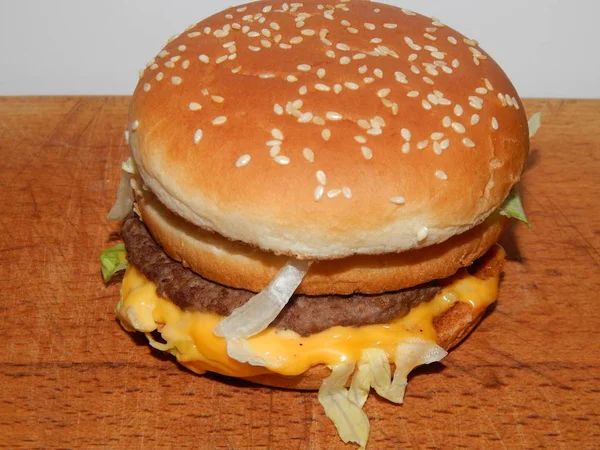 Burger con carne, formaggio e patate — Foto Stock