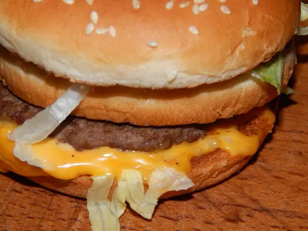 Burger z mięsem, serem i ziemniakami — Zdjęcie stockowe