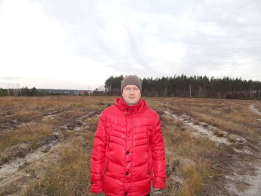 Kamera için çeşitli pozlar veren adam