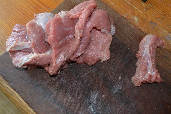 Smažené maso v pánvi s bretacím — Stock fotografie