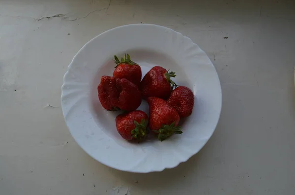 Large-sized spring strawberries on a plate — Stock Photo, Image