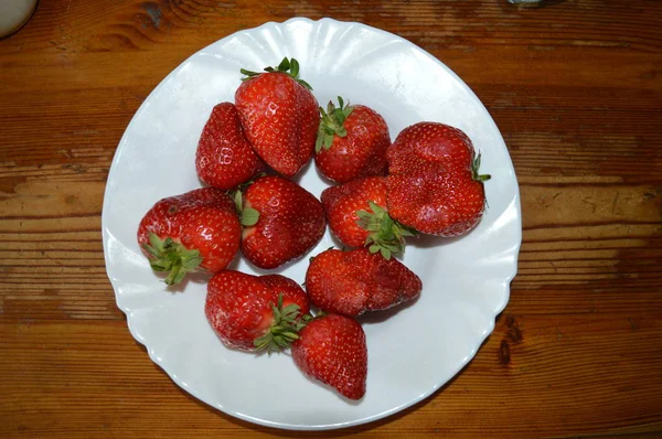 Large-sized spring strawberries on a plate — Stock Photo, Image