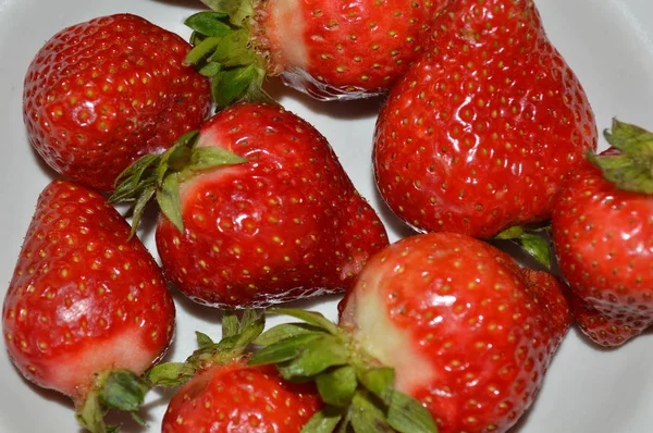 Gros plan de fraise sur une assiette blanche — Photo