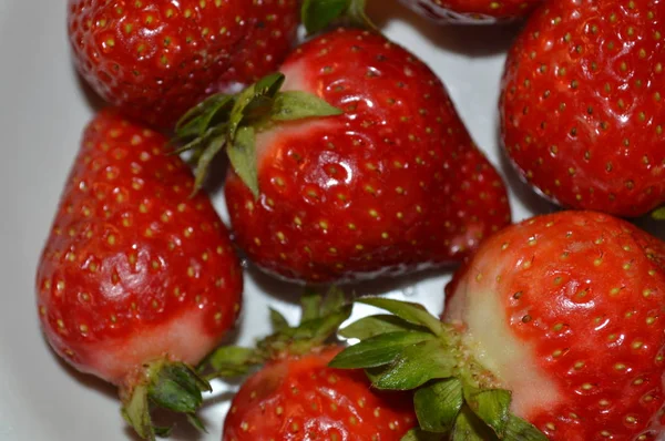 Gros plan de fraise sur une assiette blanche — Photo