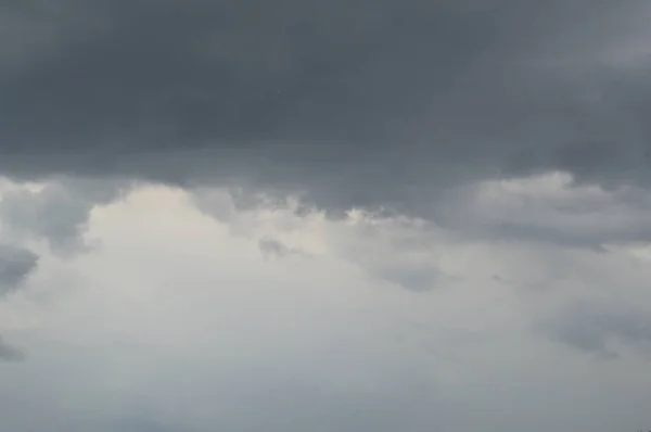 A textúra a felhők az égen, mielőtt egy vihar — Stock Fotó