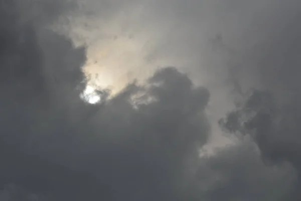 A textura das nuvens no céu antes de uma tempestade — Fotografia de Stock