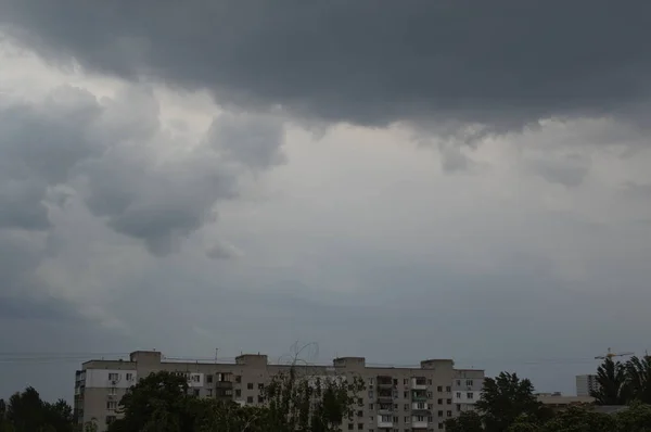 A textura das nuvens no céu antes de uma tempestade — Fotografia de Stock