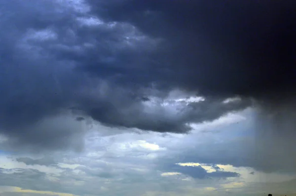 Wolken am Himmel bei klarem Wetter — Stockfoto