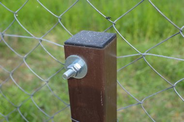 Bir zincir-bağlantı ızgara bir çit inşaatı