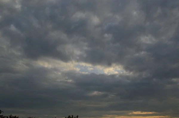 Wolkenlandschaften auf dem Land — Stockfoto