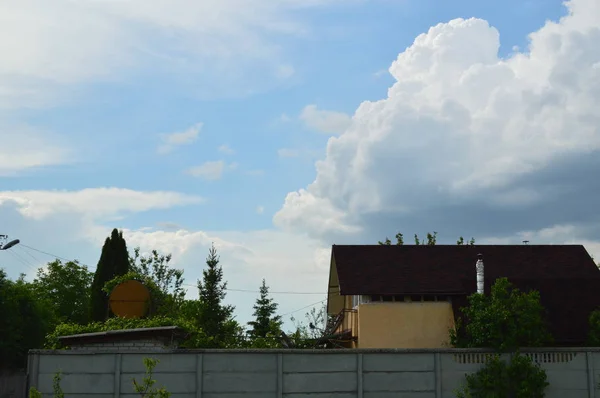 Paisagens de nuvens no campo — Fotografia de Stock