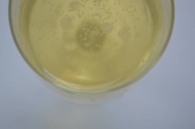 Beyaz bir arka plan üzerinde doğum gününde bir bardak şampanya