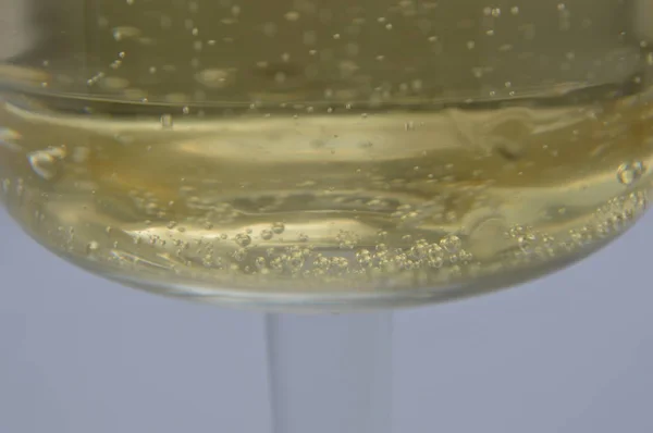 एक सफेद पृष्ठभूमि पर जन्मदिन पर एक ग्लास में शैम्पेन — स्टॉक फ़ोटो, इमेज