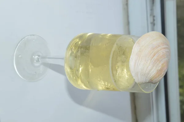 Champanhe em uma taça no aniversário em um fundo branco — Fotografia de Stock