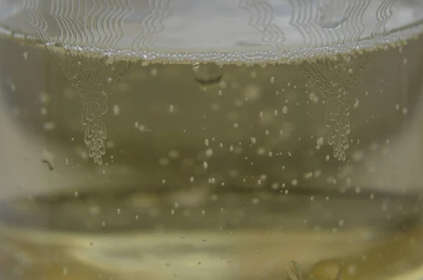Champagner im Glas zum Geburtstag auf weißem Hintergrund — Stockfoto